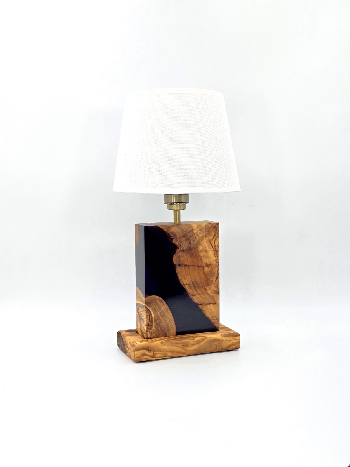 lampa z drewna oliwnego i żywicy epoksydowej
