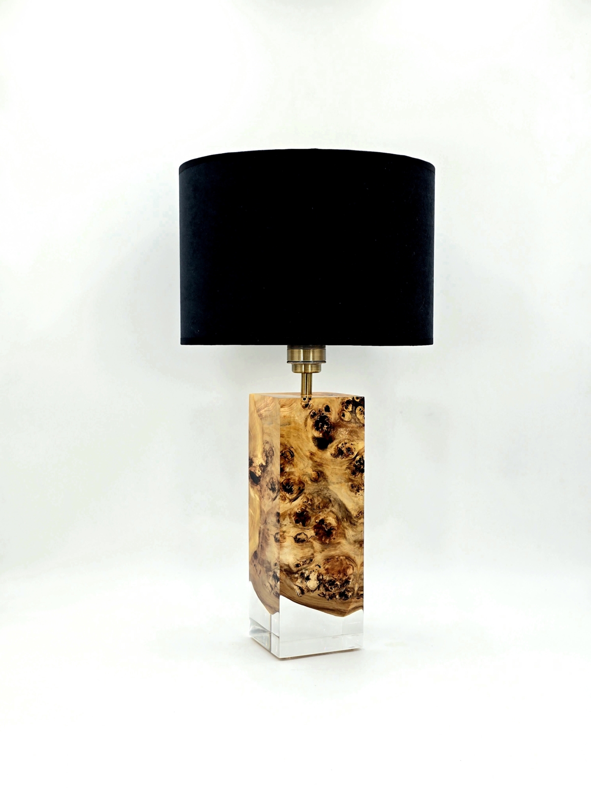 lampa z drewna i żywicy epoksydowej handmade