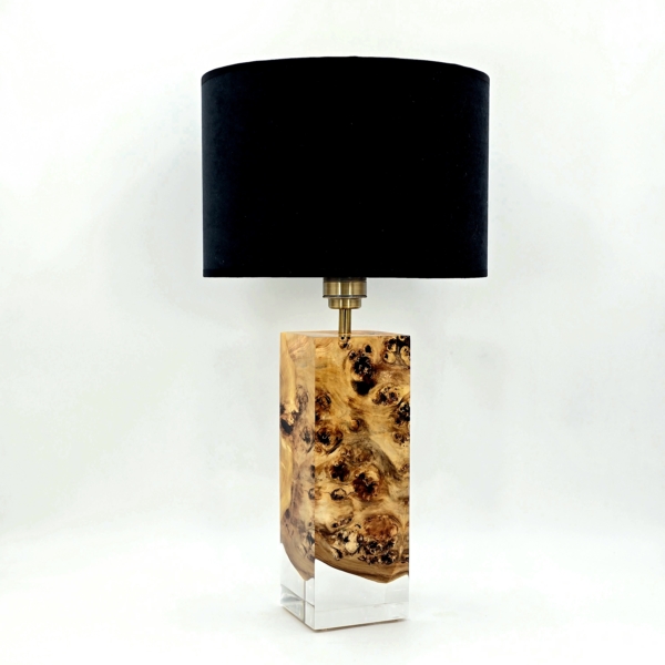 lampa z drewna i żywicy epoksydowej handmade