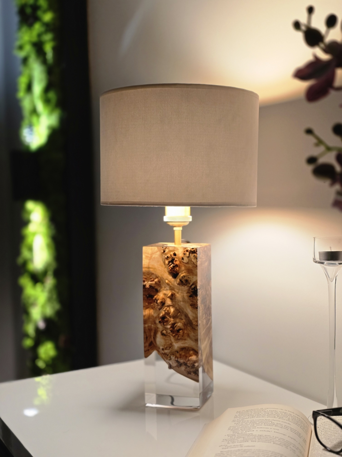 lampa stołowa z drewna oliwnego i żywicy – oxo (b57)