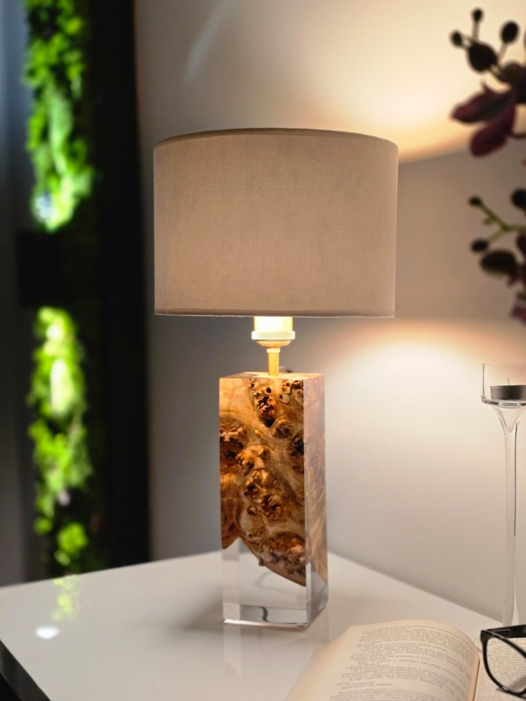 lampa stołowa z drewna oliwnego i żywicy – oxo (b57)