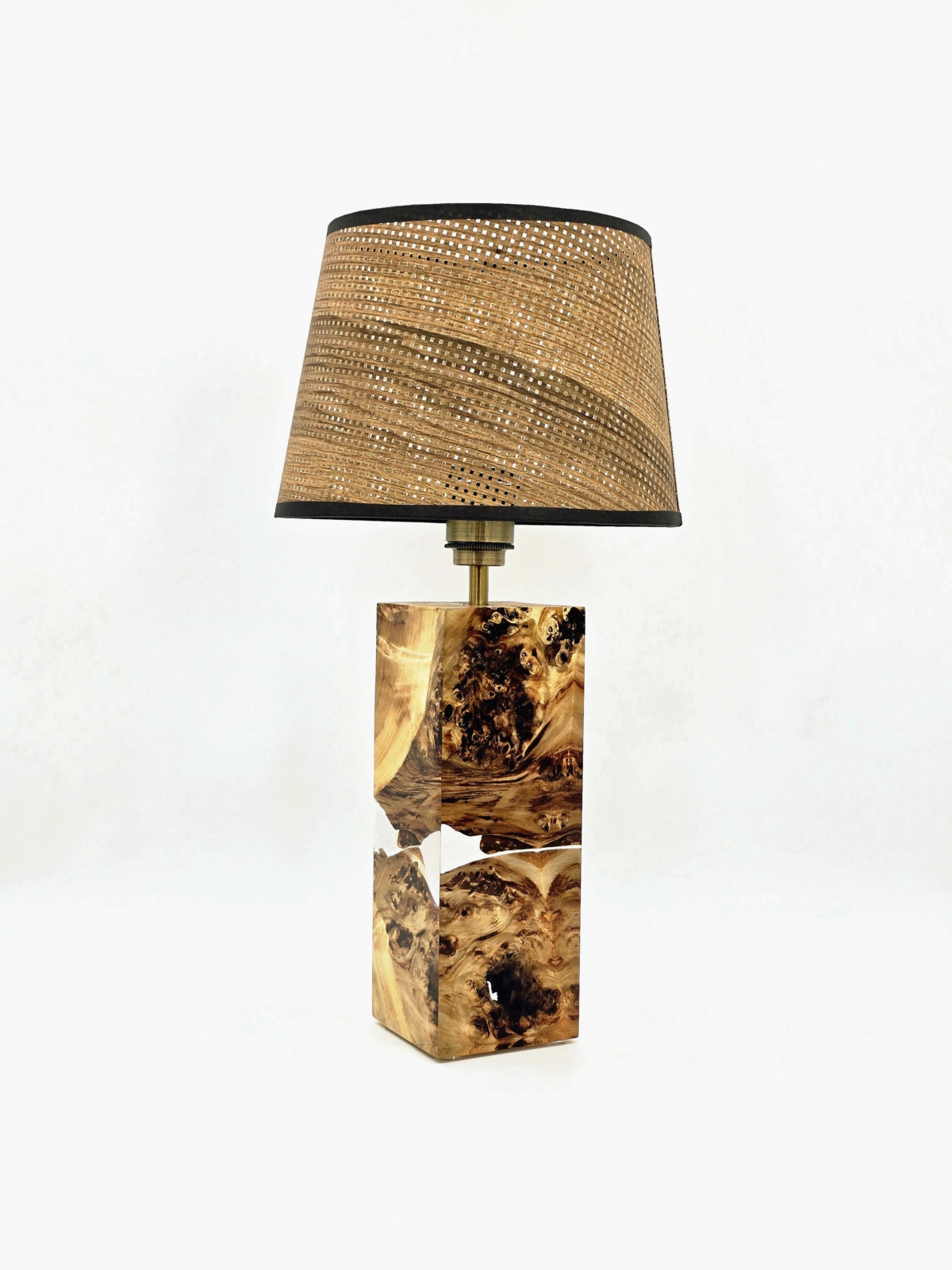 lampa z drewna i żywicy epoksydowej handmade