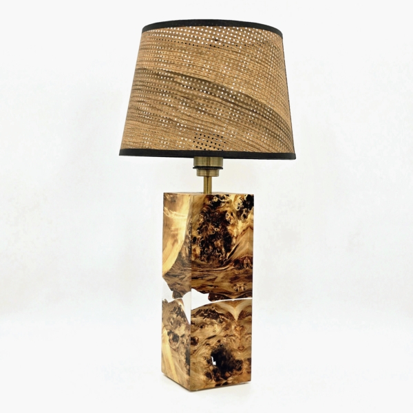 lampa z drewna i żywicy epoksydowej handmade