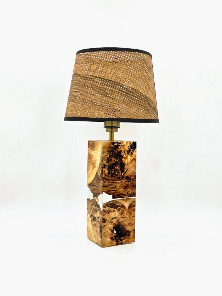 lampa z drewna i żywicy epoksydowej handmade