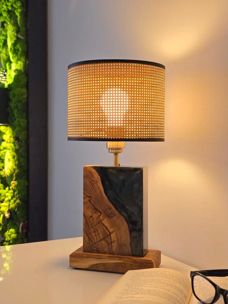 Lampa B52 z abażurem: walec, brąz rattan, wieczorem