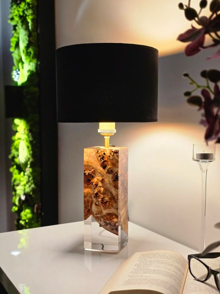 Lampa B57 z abażurem: walec, czarny zamsz, wieczorem