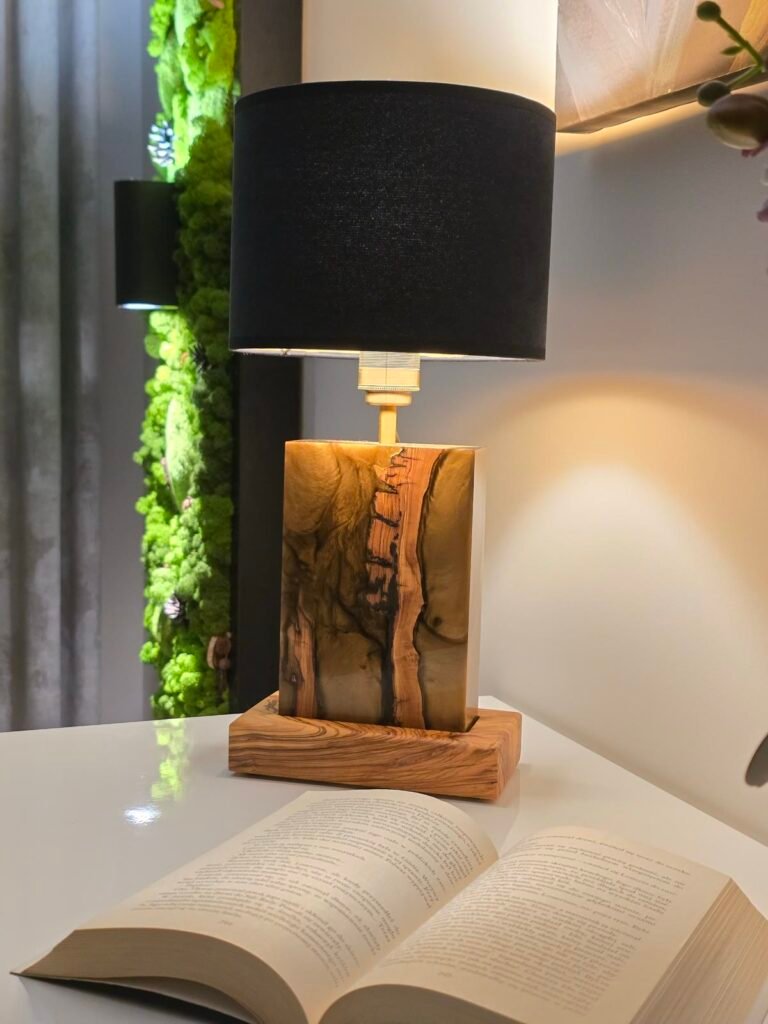 Lampa B62 z abażurem: walec, czarny zamsz, wieczorem