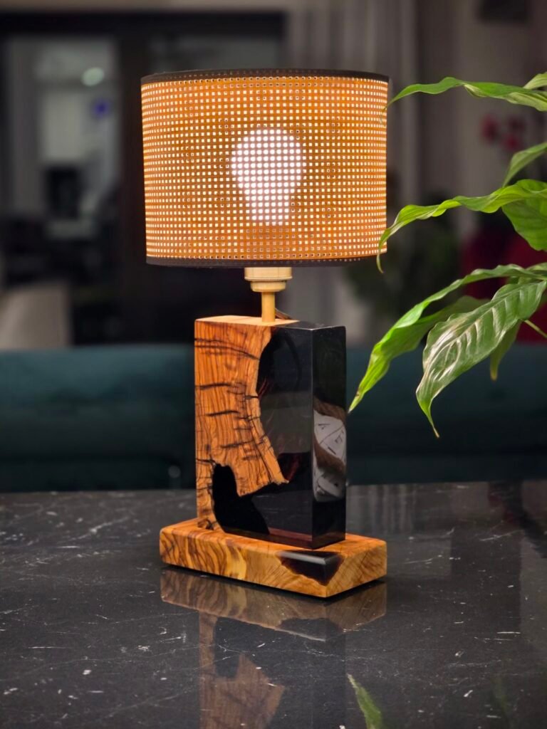 Lampa B69 z abażurem: walec, brąz rattan, wieczorem