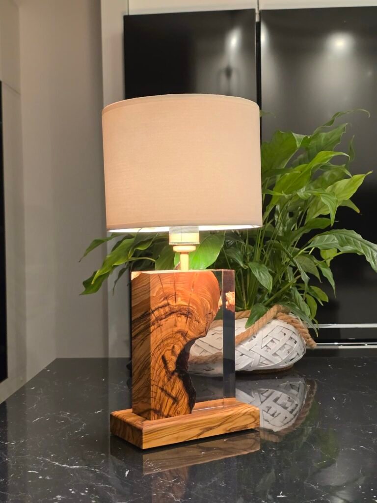 Lampa B70 z abażurem: walec, śmietana zamsz, wieczorem