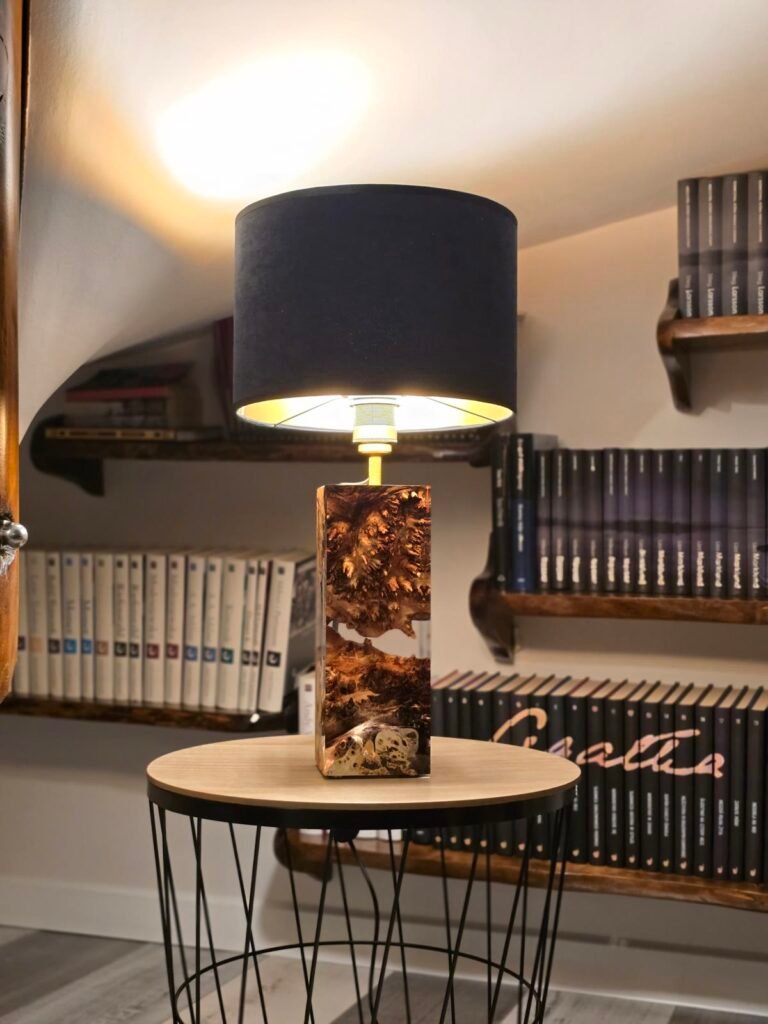 Lampa B72 z abażurem: walec, czarny zamsz, wieczorem