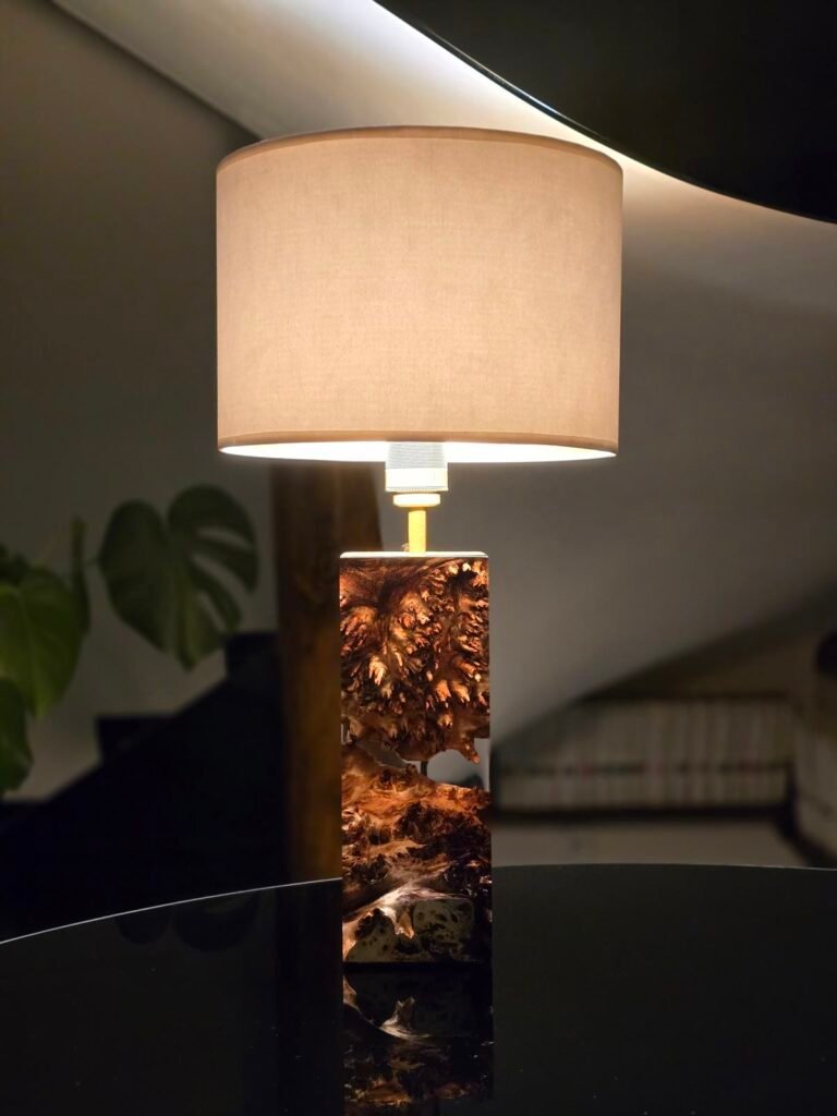 Lampa B72 z abażurem: walec, śmietana zamsz, wieczorem