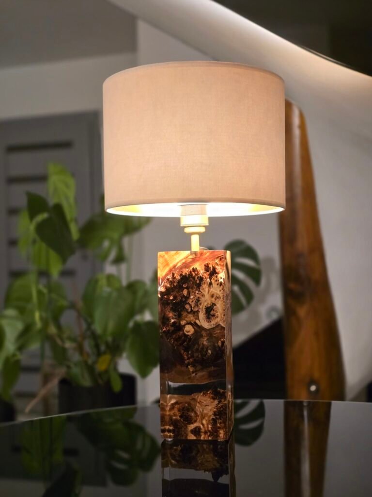 Lampa B73 z abażurem: walec, śmietana zamsz, wieczorem