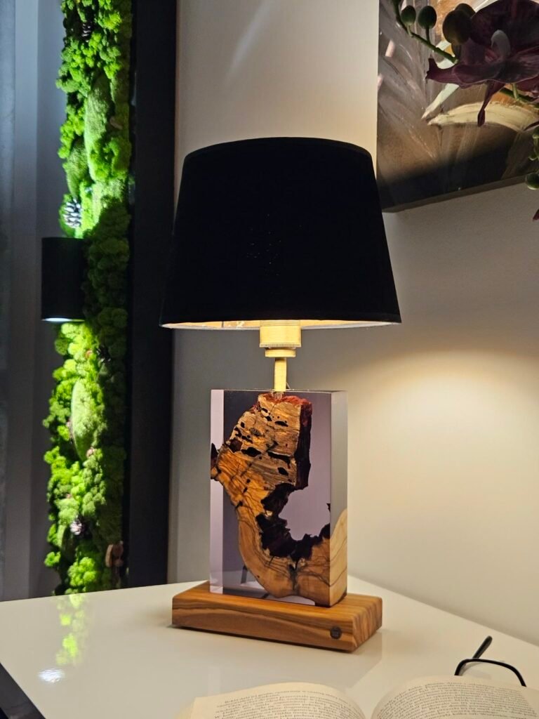Lampa B76 z abażurem: stożek, czarny zamsz, wieczorem