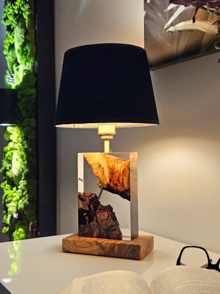 Lampa B77 z abażurem: stożek, czarny zamsz, wieczorem