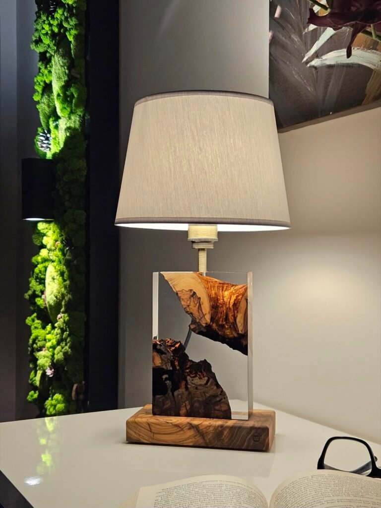 Lampa B77 z abażurem: stożek, jasny materiał, wieczorem