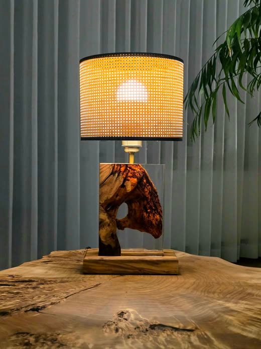 Lampa B11 z drewna i żywicy we wnętrzu