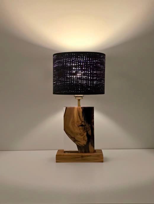 Lampa B25 z drewna i żywicy we wnętrzu