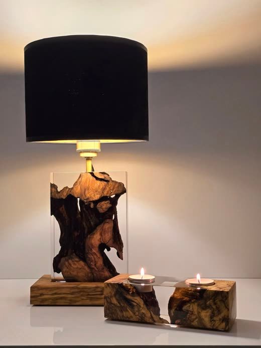 Lampa B29 z drewna i żywicy we wnętrzu