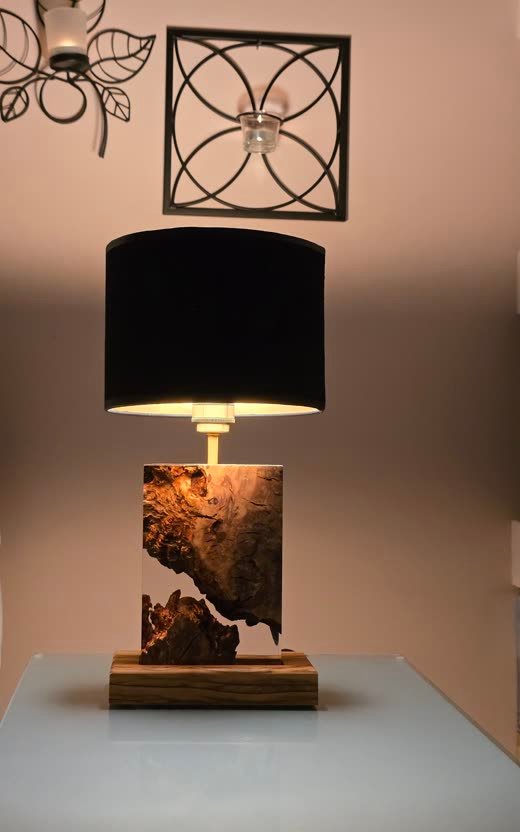 Lampa B31 z drewna i żywicy we wnętrzu