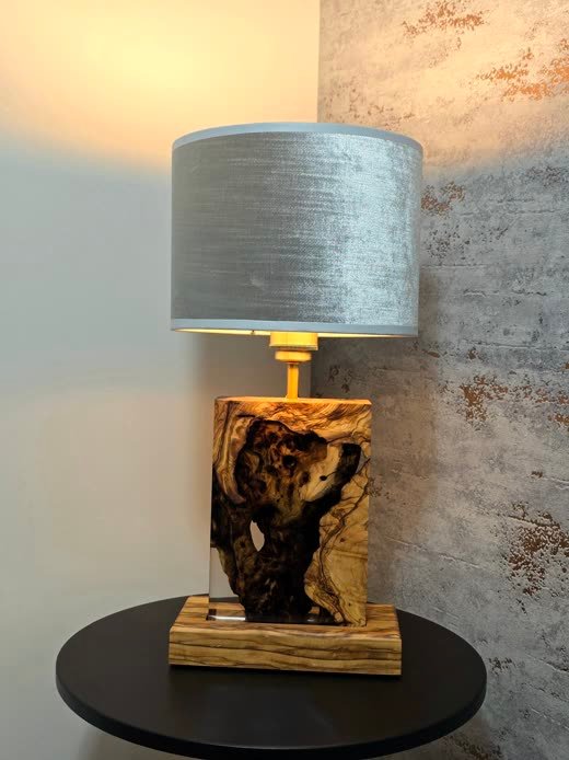 Lampa B32 z drewna i żywicy we wnętrzu