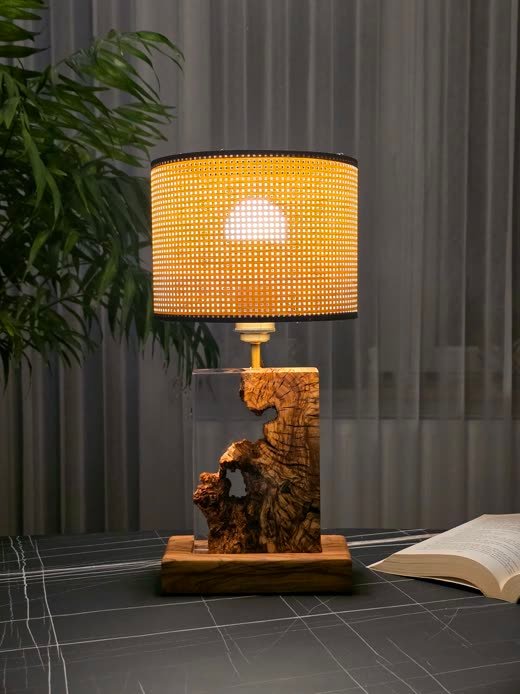 Lampa B34 z drewna i żywicy we wnętrzu