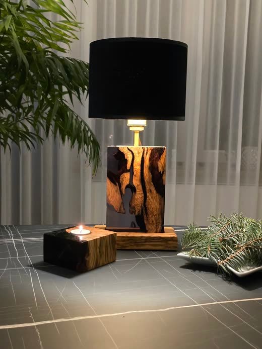 Lampa B35 z drewna i żywicy we wnętrzu