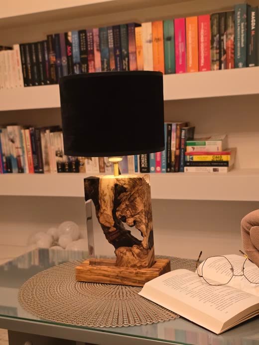 Lampa B36 z drewna i żywicy we wnętrzu