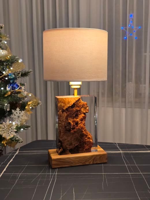 Lampa B38 z drewna i żywicy we wnętrzu