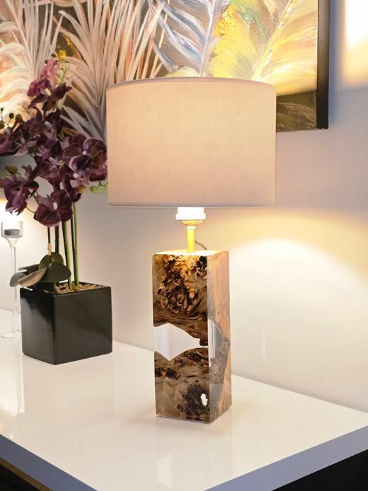 Lampa B58 z drewna i żywicy we wnętrzu