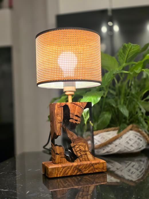 Lampa B71 z drewna i żywicy we wnętrzu