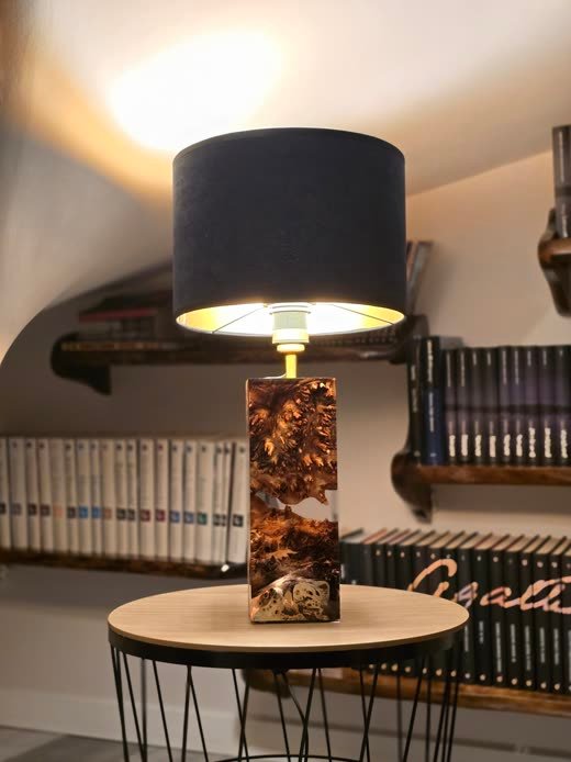 Lampa B72 z drewna i żywicy we wnętrzu