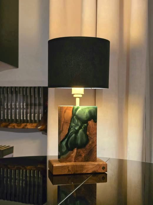Lampa B75 z drewna i żywicy we wnętrzu