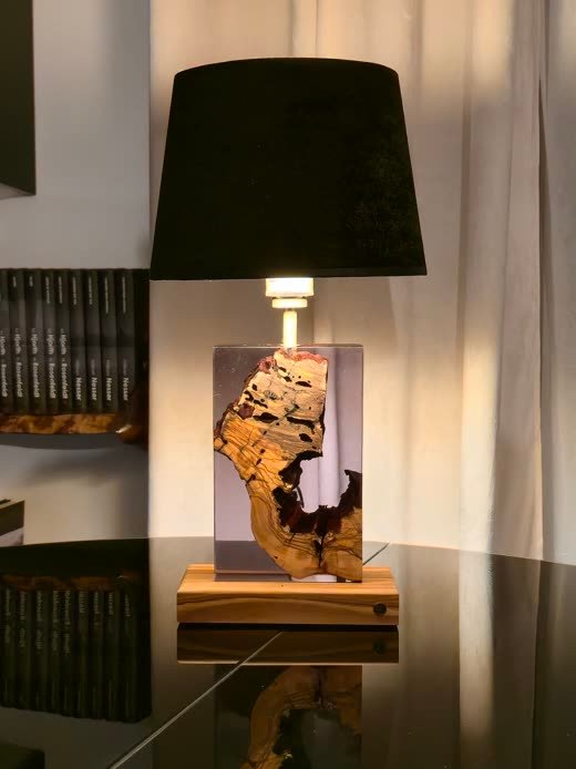 Lampa B76 z drewna i żywicy we wnętrzu