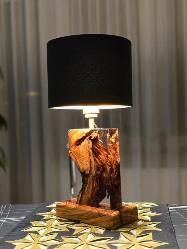 Lampa B42 z drewna i żywicy we wnętrzu