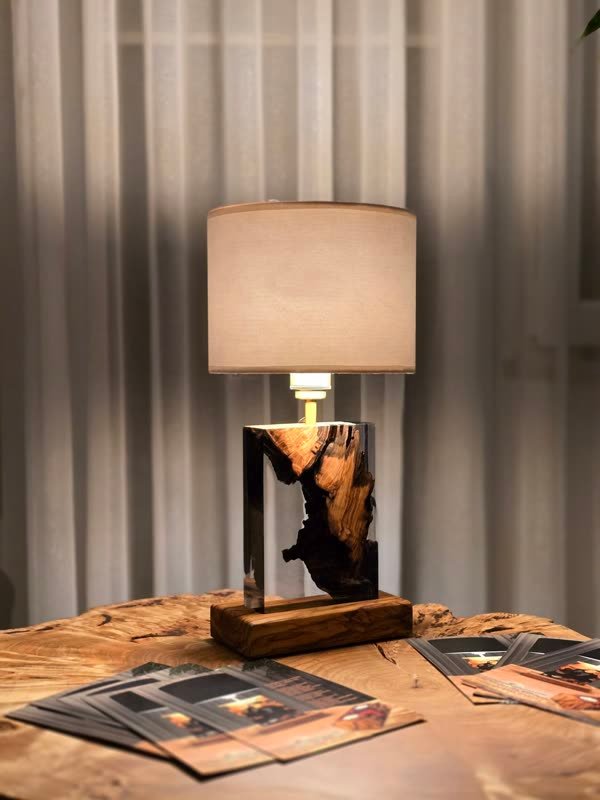 Lampa B48 z drewna i żywicy we wnętrzu