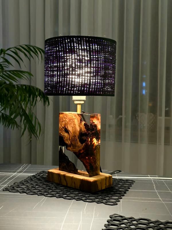 Lampa B50 z drewna i żywicy we wnętrzu