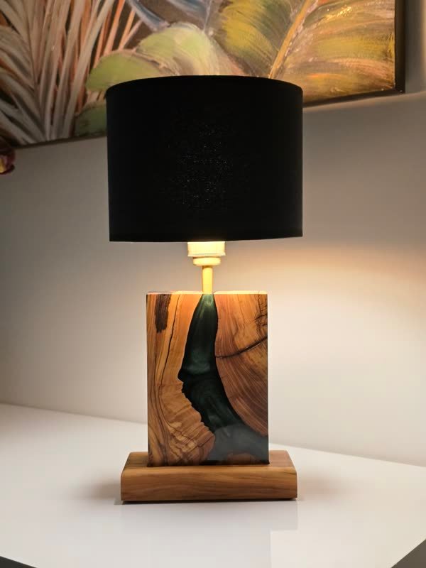 Lampa B51 z drewna i żywicy we wnętrzu