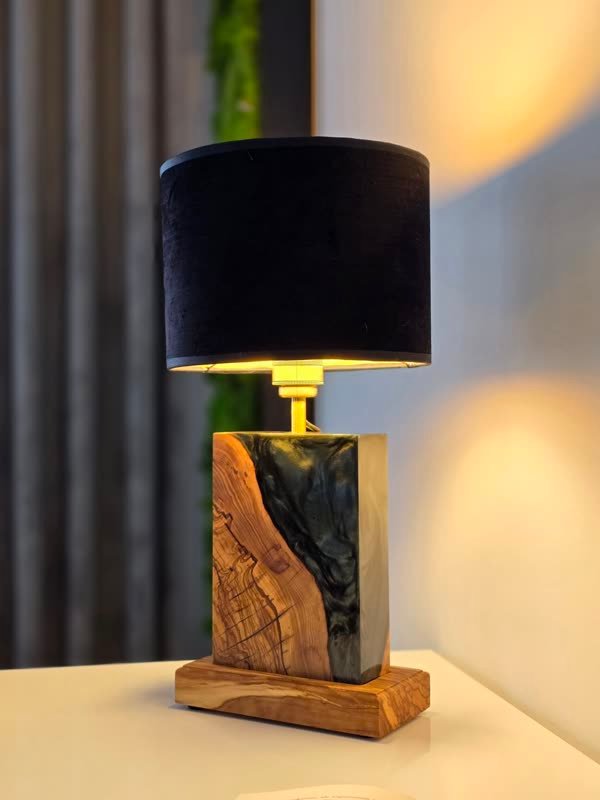 Lampa B52 z drewna i żywicy we wnętrzu
