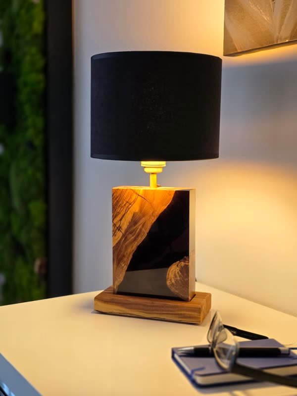 Lampa B53 z drewna i żywicy we wnętrzu