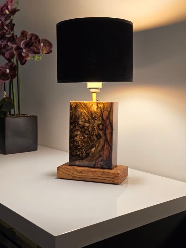 Lampa B55 z drewna i żywicy we wnętrzu