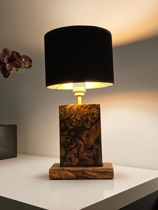Lampa B56 z drewna i żywicy we wnętrzu