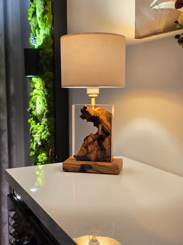Lampa B59 z drewna i żywicy we wnętrzu