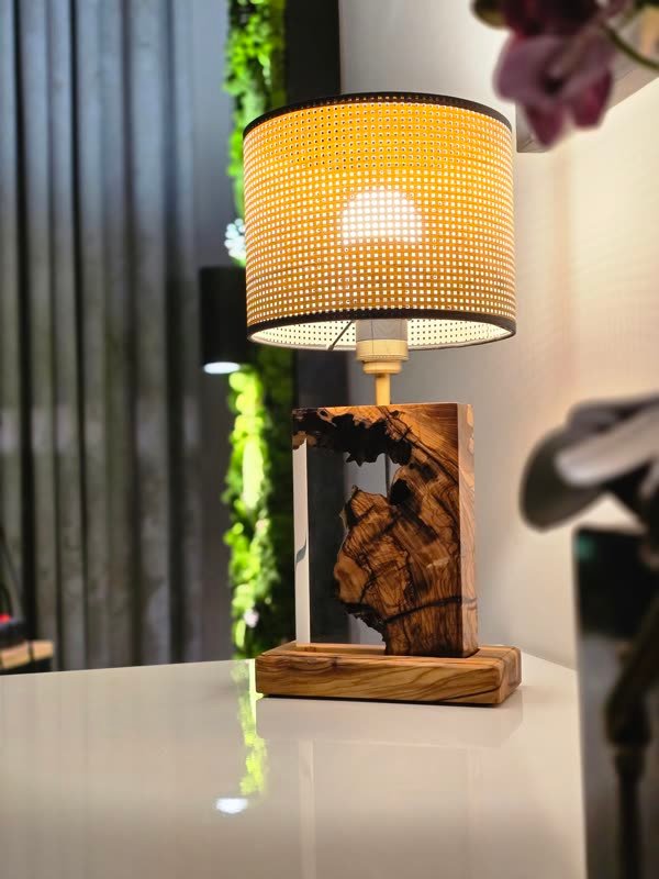 Lampa B60 z drewna i żywicy we wnętrzu
