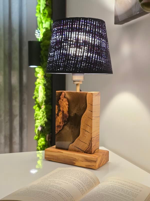 Lampa B61 z drewna i żywicy we wnętrzu