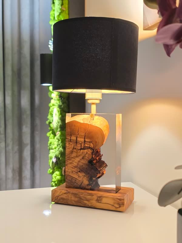 Lampa B63 z drewna i żywicy we wnętrzu