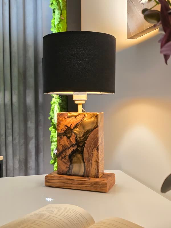 Lampa B64 z drewna i żywicy we wnętrzu
