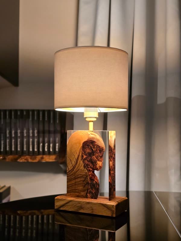 Lampa B65 z drewna i żywicy we wnętrzu