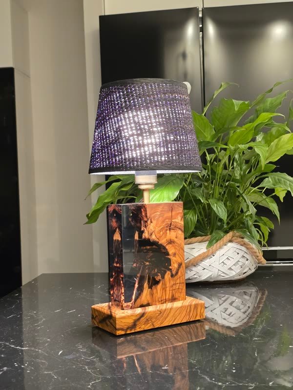 Lampa B66 z drewna i żywicy we wnętrzu