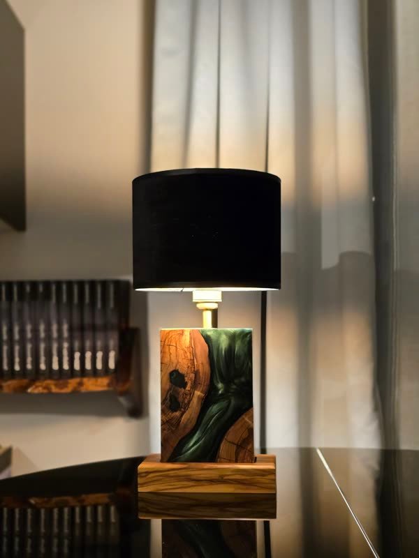 Lampa B67 z drewna i żywicy we wnętrzu