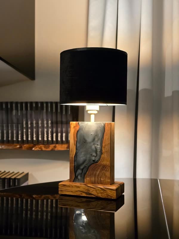 Lampa B68 z drewna i żywicy we wnętrzu